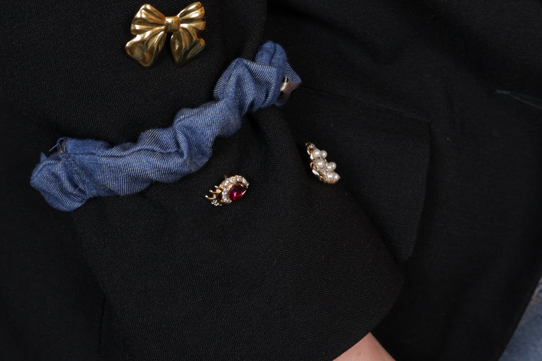 Les attaches-manches sont de retour : comment porter cet accessoire malin