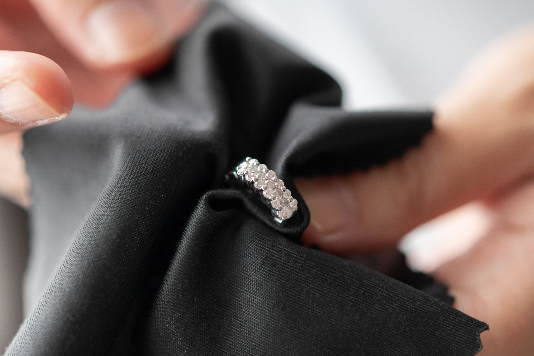 Hoe houd je jouw textielsieraden van Just the Jacket jarenlang mooi?