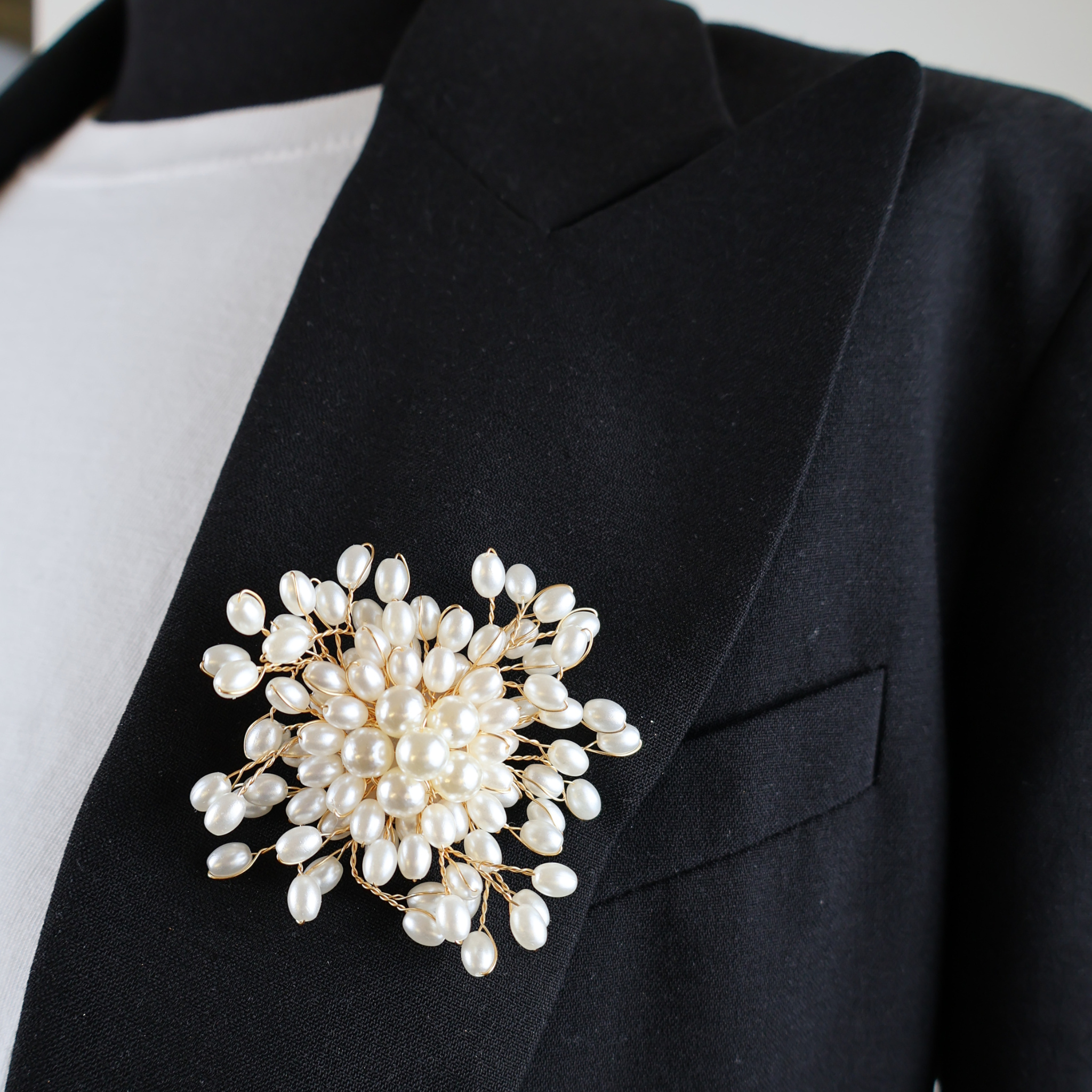 Broche speld met parels goud en wit