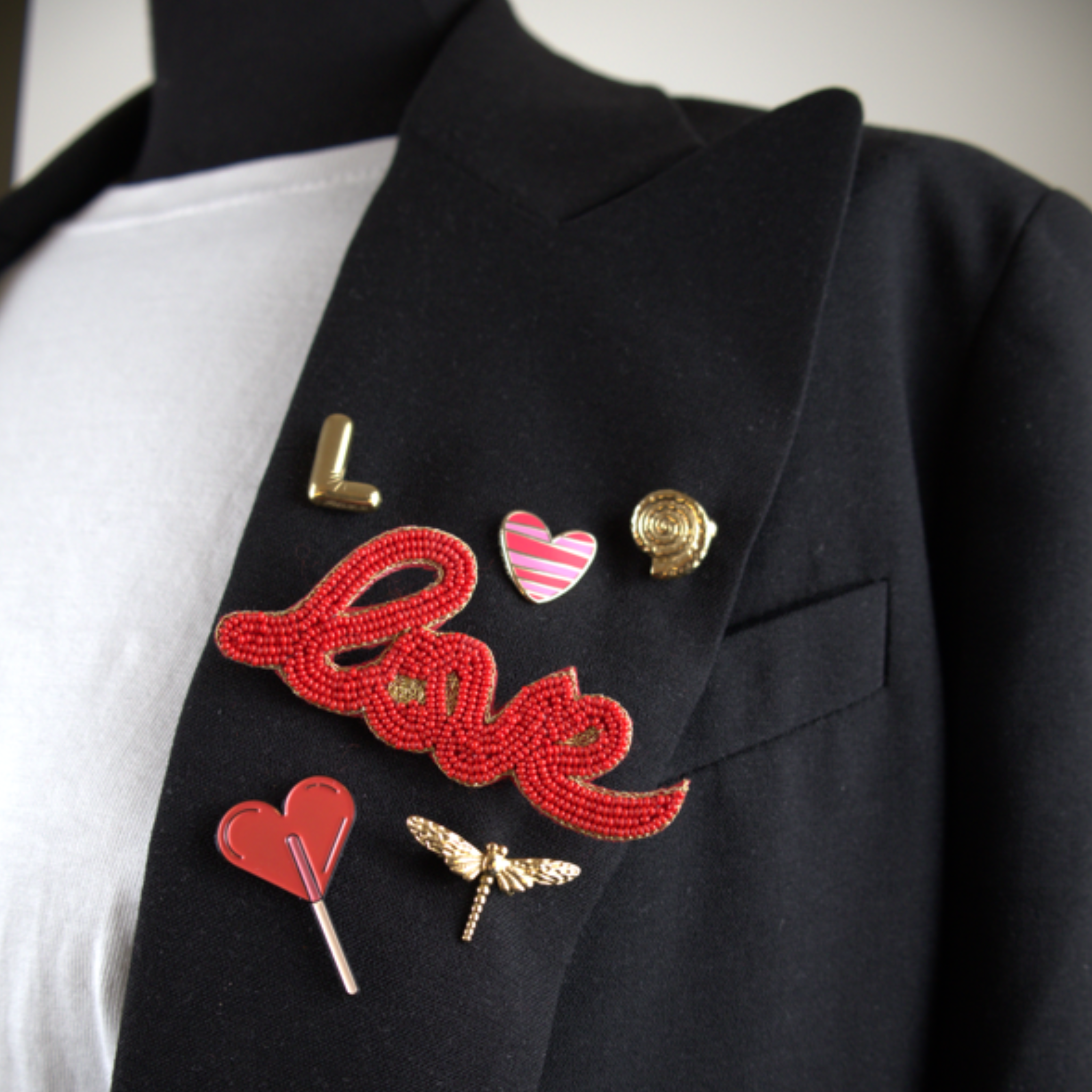 Brooch pin gold shell