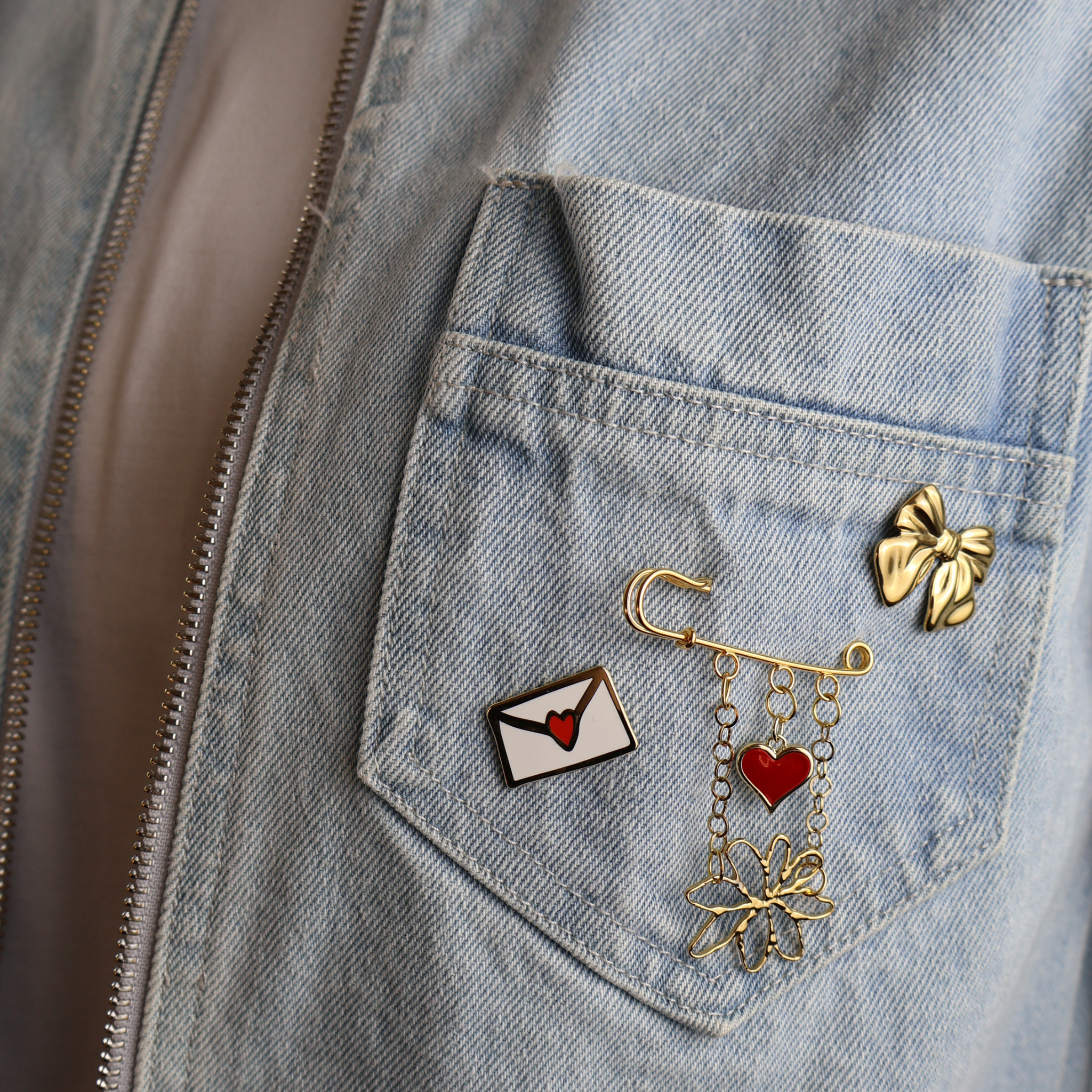Épingle de sûreté dorée avec breloques en forme de cœur rouge et de fleur dorée