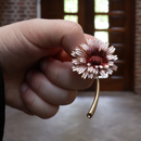 Broche rood roze goud bloem in hand