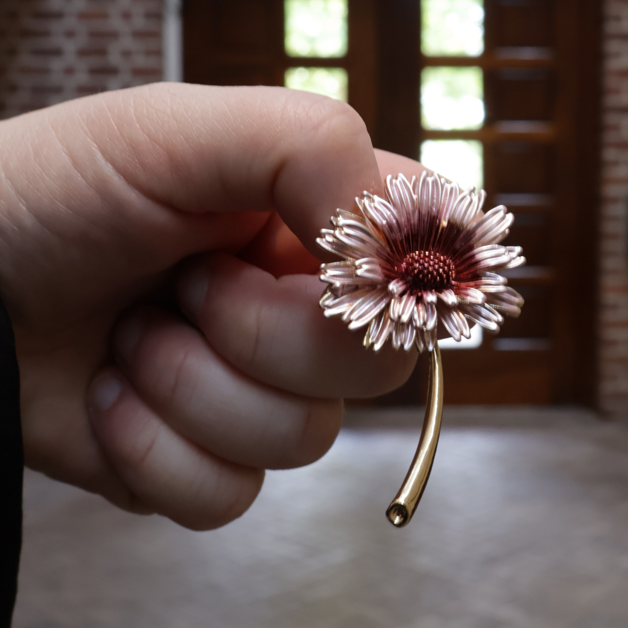 Broche rood roze goud bloem in hand