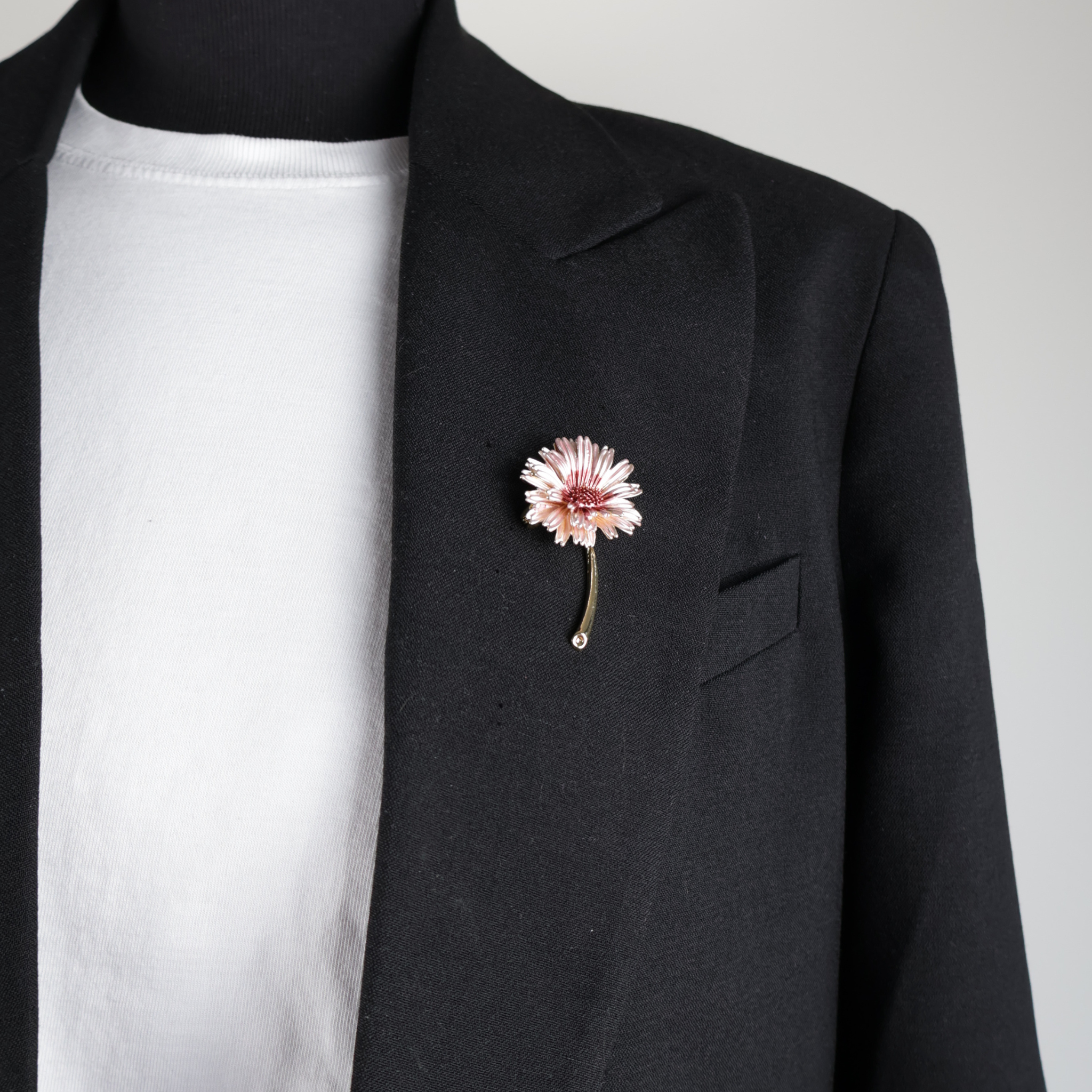 10027 pin brooch pin flower pink red on black blazer