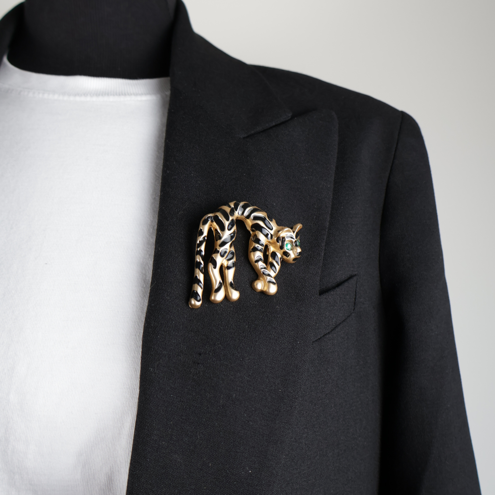 10031 brooch pin statement tiger gold black green on black blazer