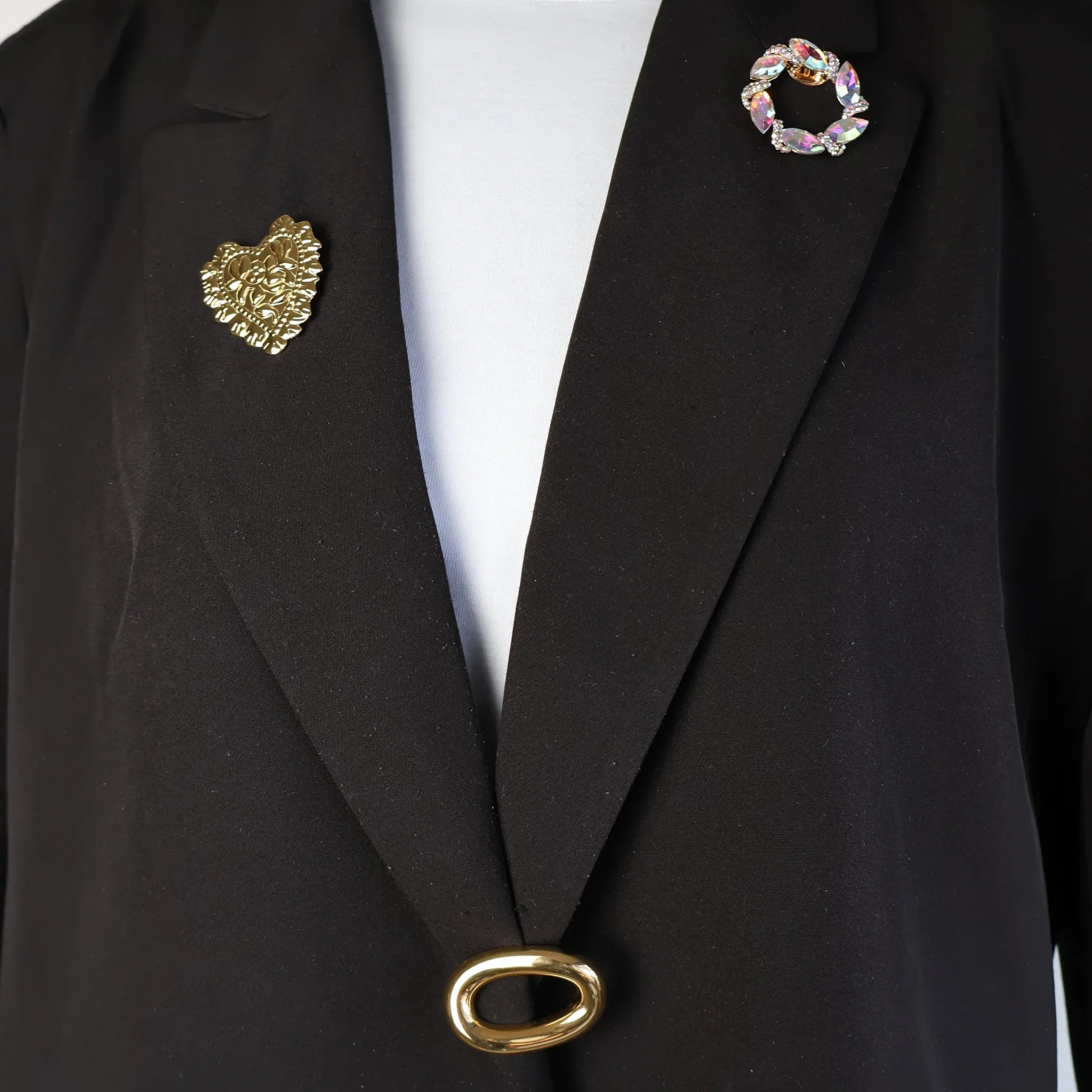 10039brochespeldgoudopenovaalen10037brochespeldgoudhartmettextuuren10035clipgoudmetregenboogkleursteentjes - Just the Jacket