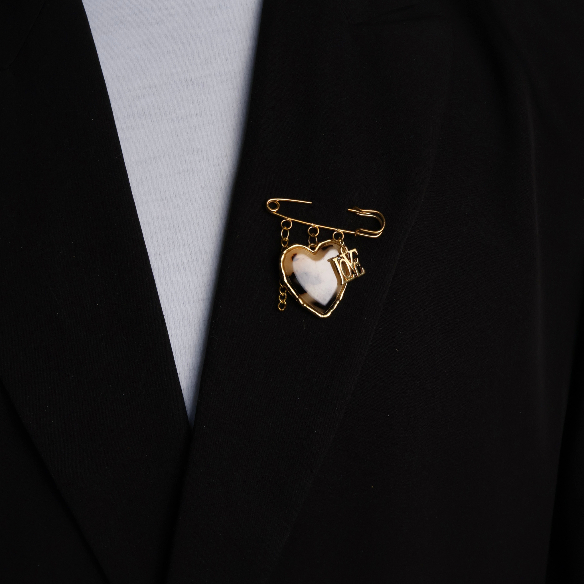 Gouden veiligheidsspeld met gouden ketting, panterhart en LOVE letters