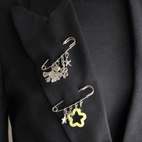 safety pins zilver op zwarte blazer