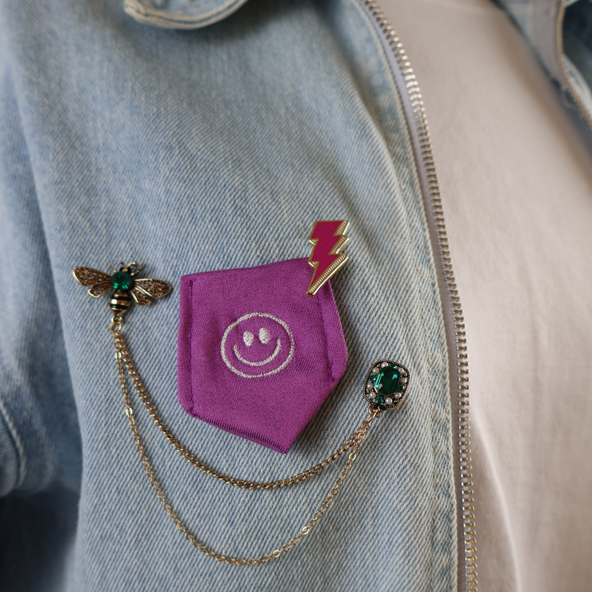 Épingle éclair rose