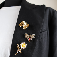 20027_pin_gold_leaves_with_pearls_on_blazer
