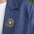 Pin goud open bloem op blauwe blazer