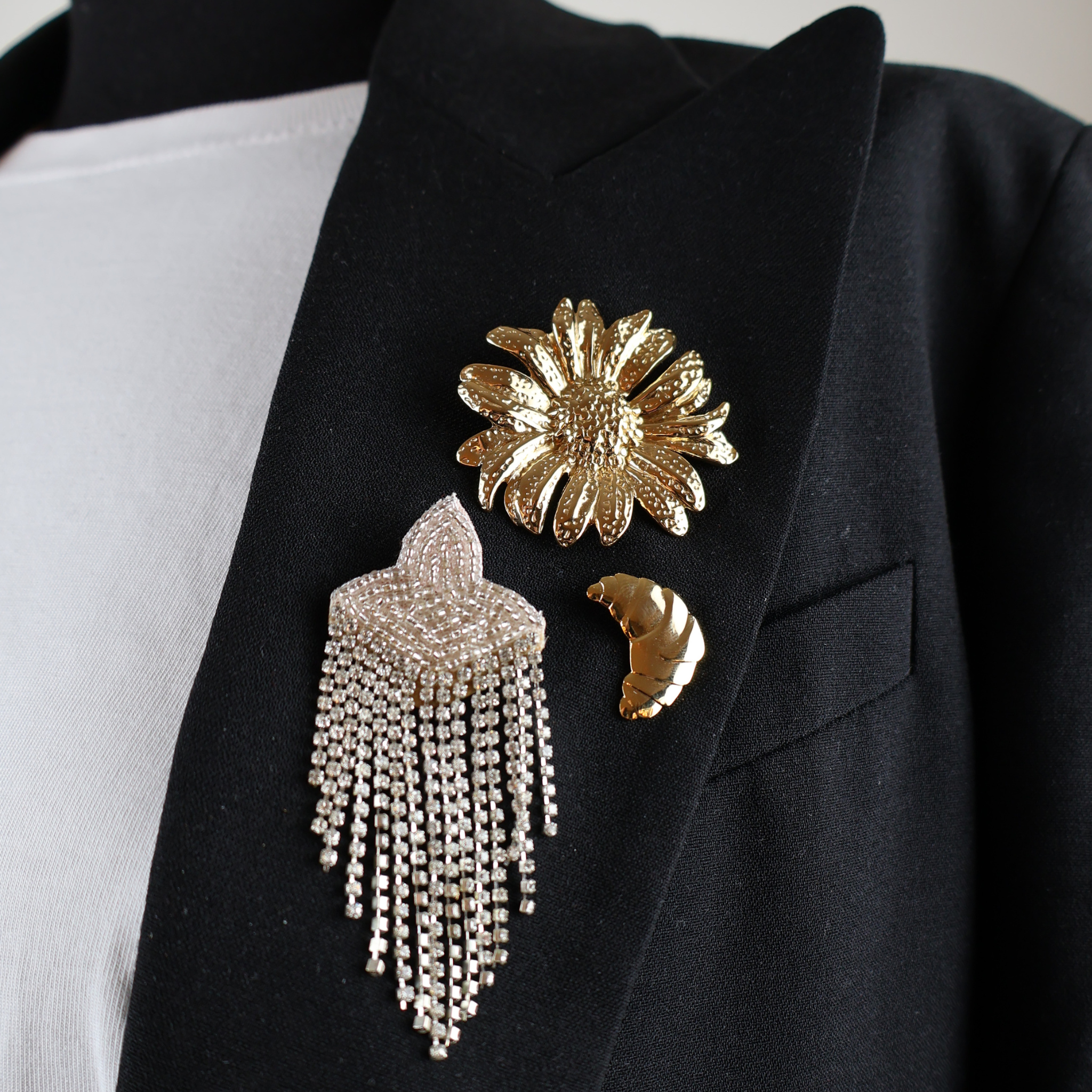 Broche fleur dorée, fermée, grande