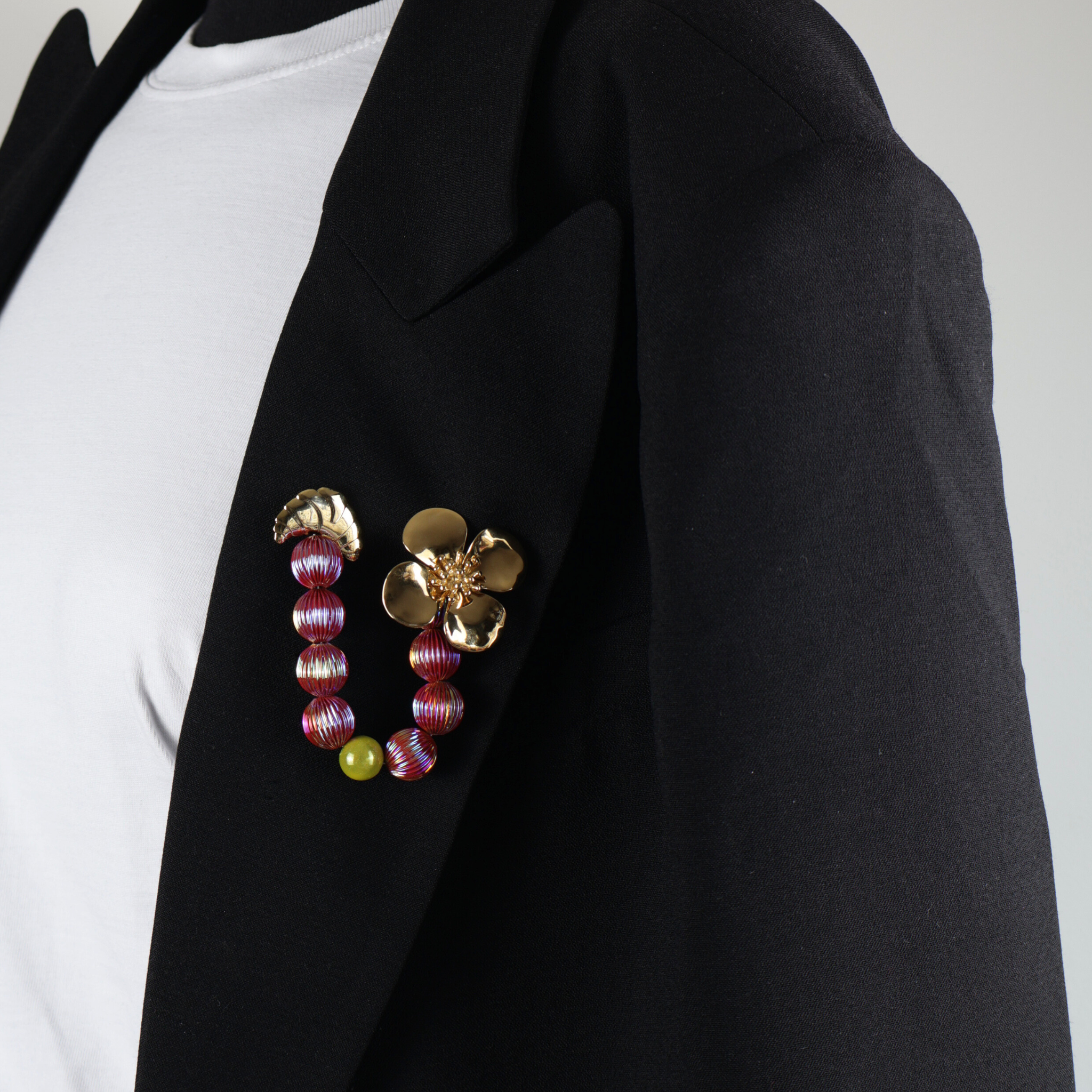 Broche croissant doré et fleur ornée de perles vertes et violettes/bordeaux