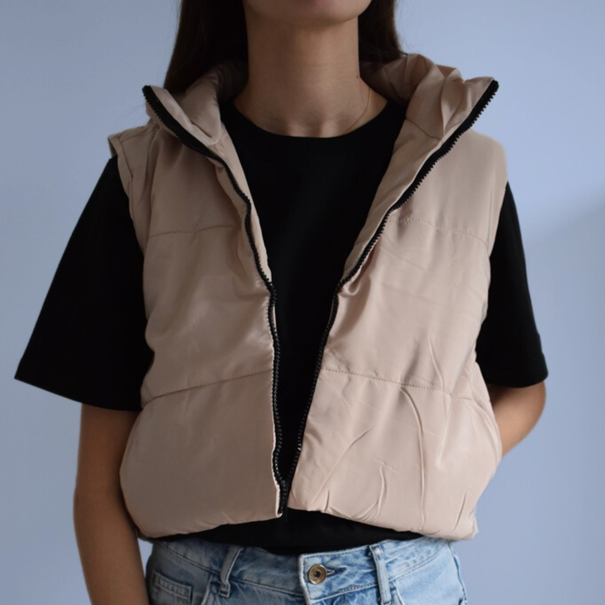 Beige gewatteerde bodywarmer met rits en zakken
