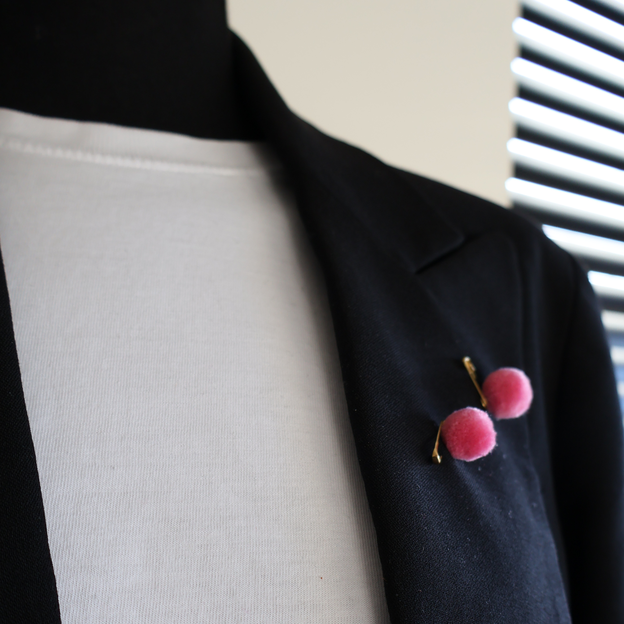 Broche miniature dorée avec pompon rose