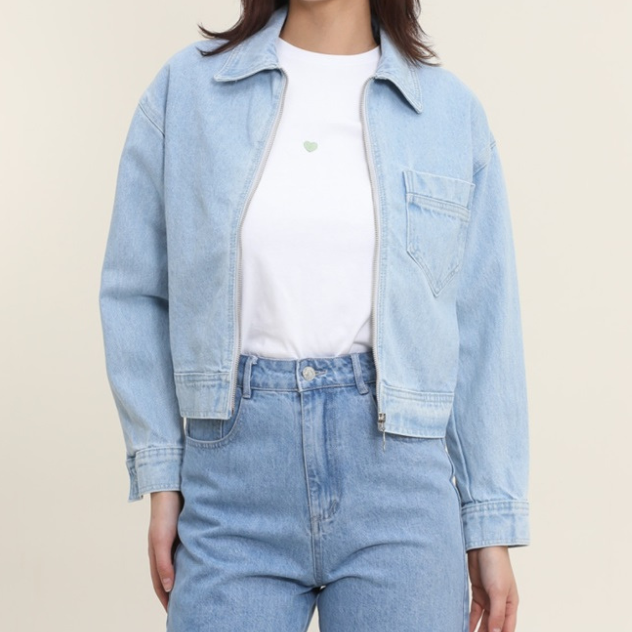 Blauw spijkerjas met rits en borstzakje