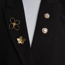 pins en broches op zwarte blazer