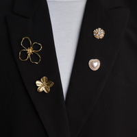 pins en broches op zwarte blazer