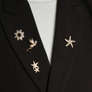 broches op zwarte blazer