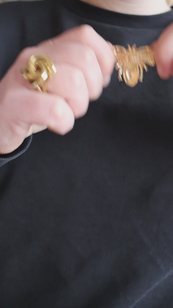 Difference in closure between a brooch and a pin